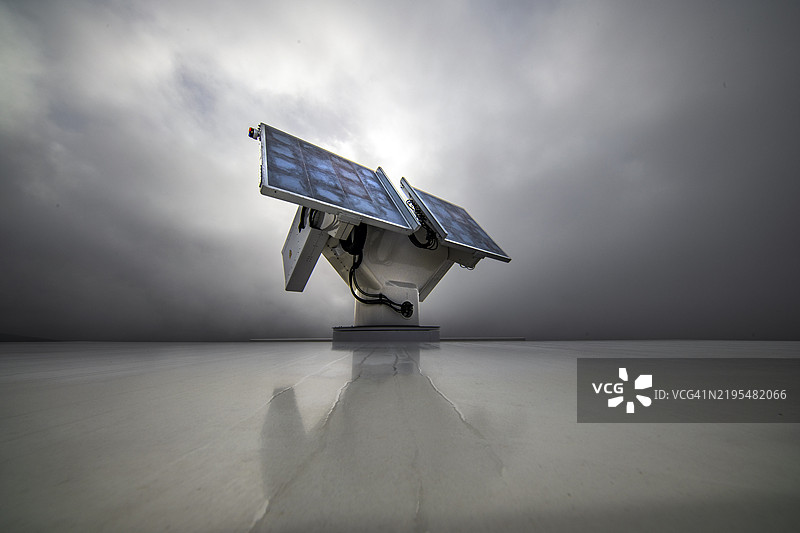 雷达扫描仪指向天空图片素材