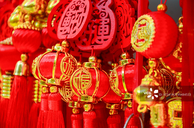 出售的传统红灯笼装饰品。图片素材