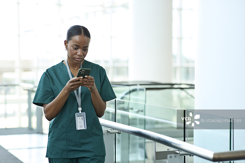 护士在医院使用智能手机图片素材