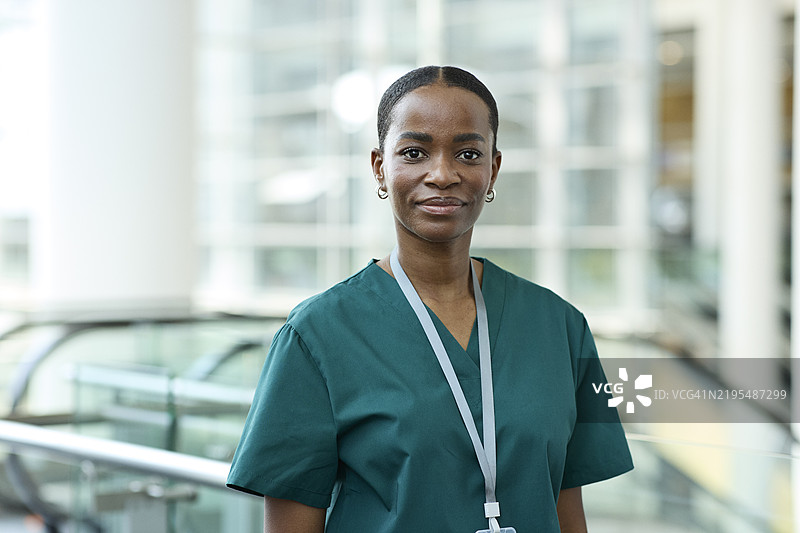 自信的医疗工作者在医疗中心图片素材