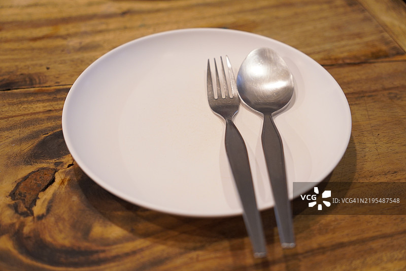 白色盘子上的勺子和叉子图片素材