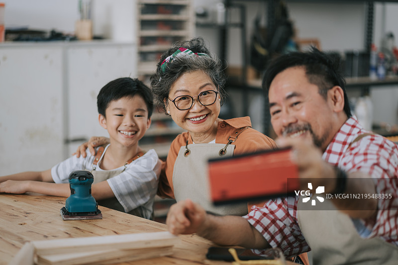 中国祖父与孙子在木工车间自拍图片素材