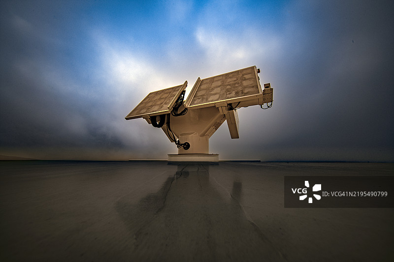 指向天空的雷达扫描仪图片素材