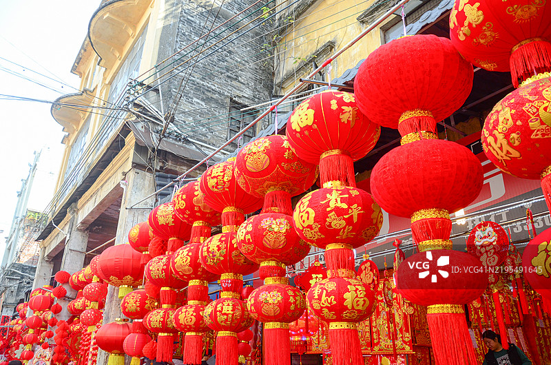 出售传统的红灯笼（带有“福”字，意为好运）。图片素材