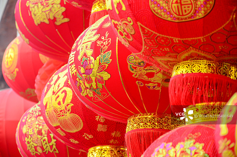 出售传统的红灯笼（带有“福”字，意为好运）。图片素材