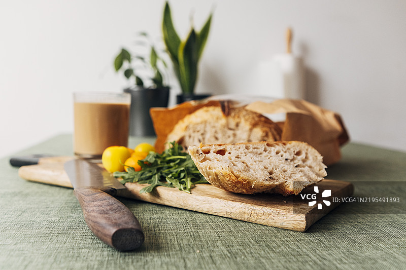 自制早餐 - 自制面包、香草、樱桃番茄和植物奶咖啡图片素材