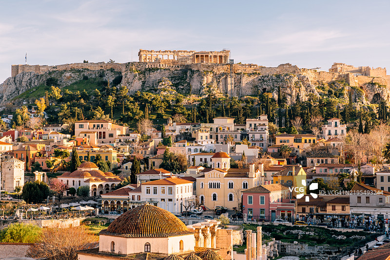 雅典，希腊，阳光明媚的日子里，卫城和普拉卡历史区图片素材