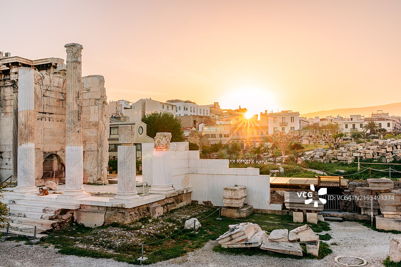 哈德良图书馆遗址和雅典老城的日出，希腊雅典图片素材