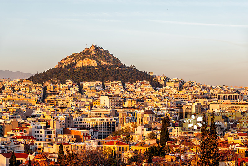 雅典城市景观与日落时的利卡维多斯山，鸟瞰图，希腊图片素材