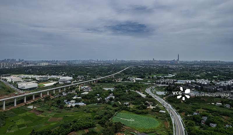 俯瞰通往成都市中心的轨道交通和道路图片素材