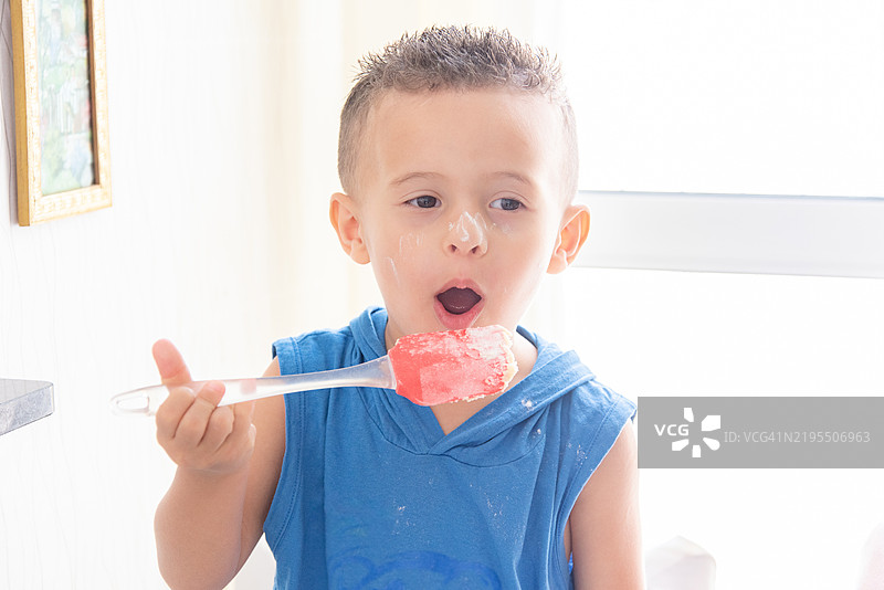 孩子们在桌子上用勺子尝试食谱图片素材