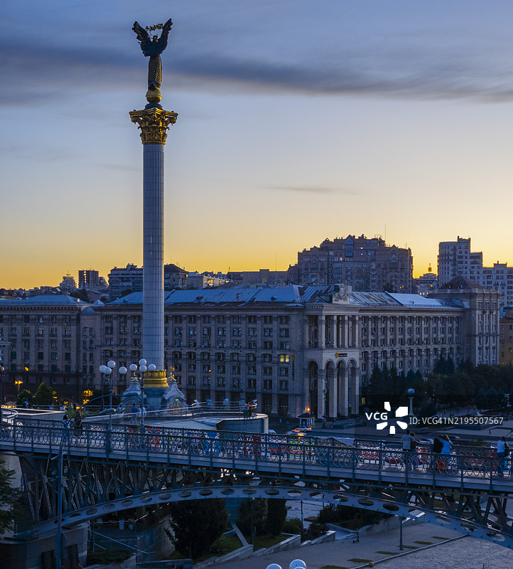基辅独立广场上的斯特拉雕像图片素材