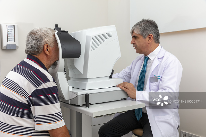 老年人在眼科医生办公室进行眼睛检查。图片素材