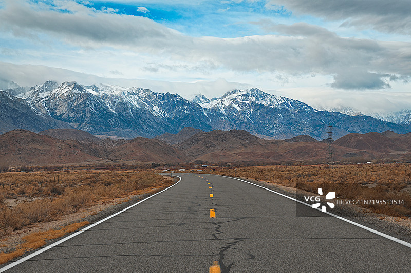 通往山脉的空旷道路，死亡谷，加利福尼亚州，美国图片素材