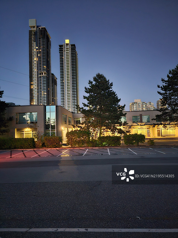 中国杭州的空旷城市道路，加拿大不列颠哥伦比亚省温哥华图片素材