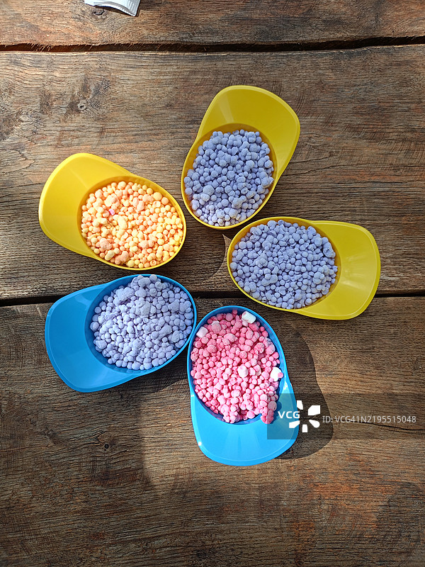 高角度视图的多彩糖果在桌子上图片素材