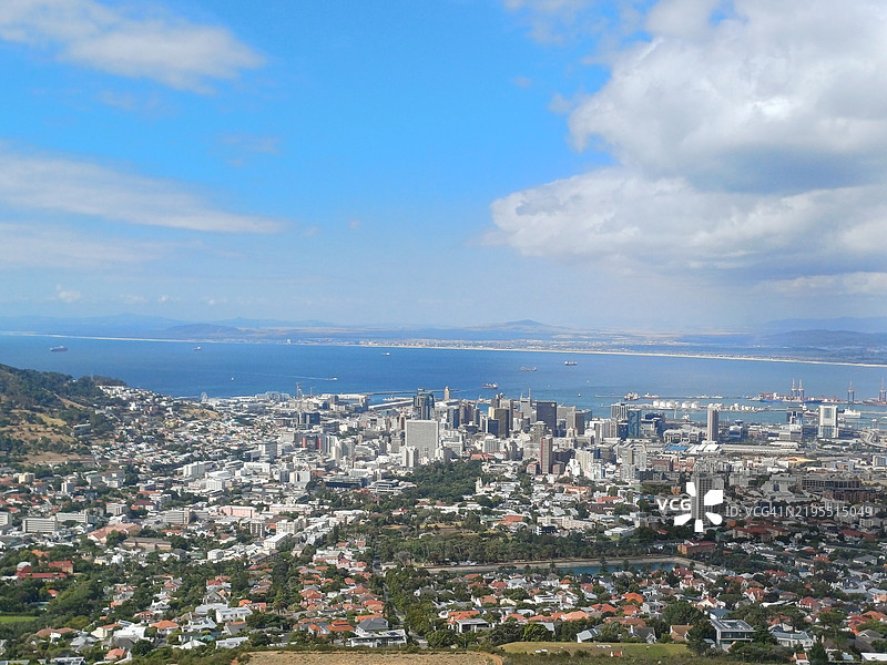 海边城镇的高角度视图，背景是天空，南非西开普省开普敦大都市区图片素材