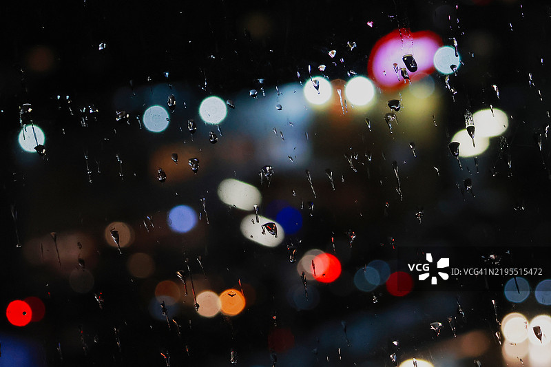 夜晚湿润的玻璃窗全景拍摄图片素材