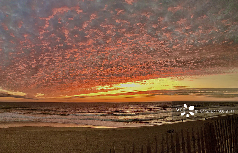 日落时分，法国比斯卡罗斯海面与天空的美丽景色图片素材