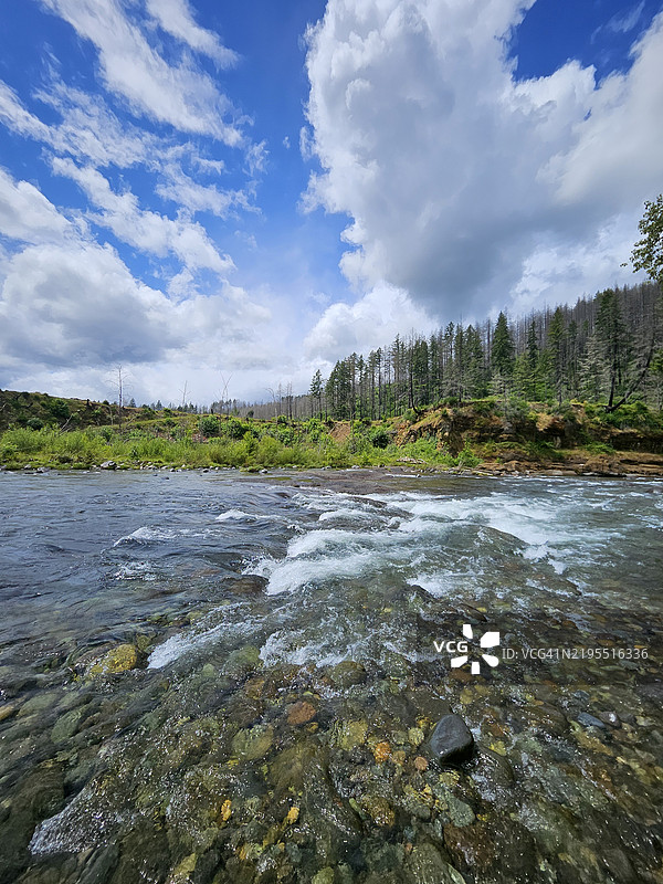 俄勒冈州莱昂斯的河流与天空的美丽景色图片素材