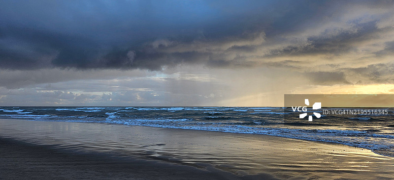 日落时分，曼哈顿海滩，俄勒冈州，美国，海滩与天空的美丽景色图片素材