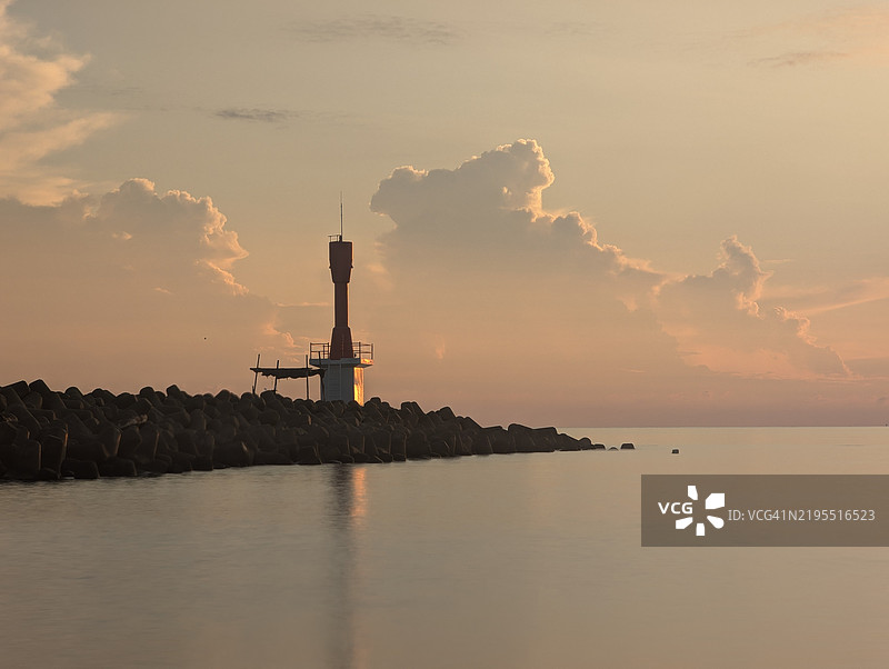 日落时分，马来西亚登嘉楼的海洋与天空的美丽景色图片素材