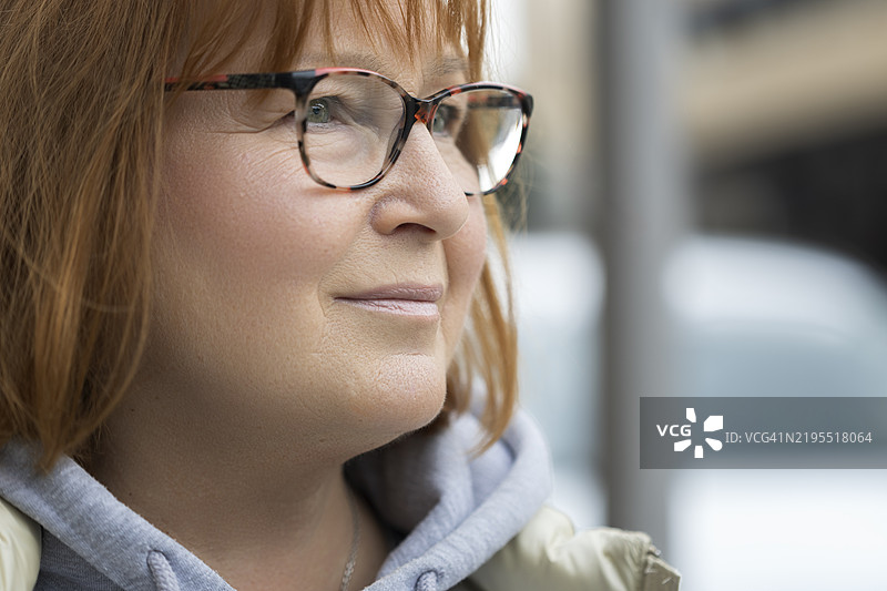 城市中一位老年女性的肖像图片素材