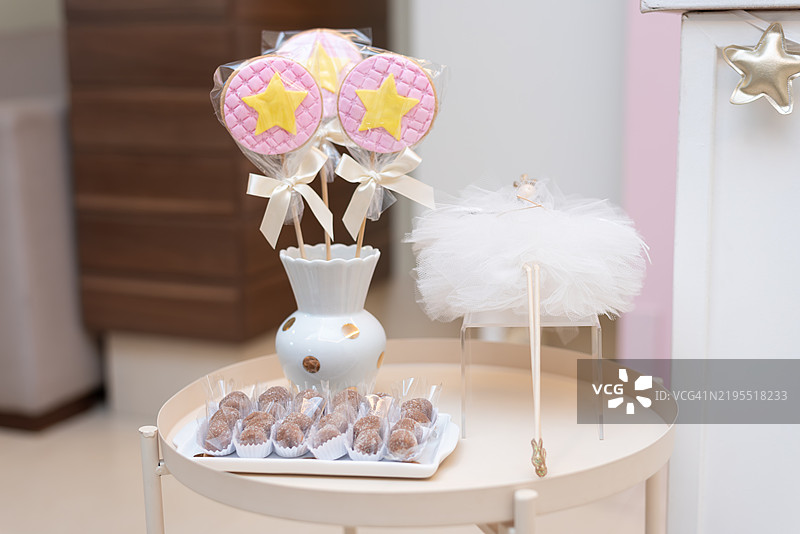 桌子上的饼干特写图片素材