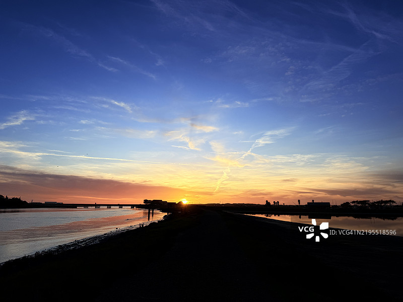 日落时分，加州蒙特雷县海滩的美丽景色与天空相映成趣图片素材