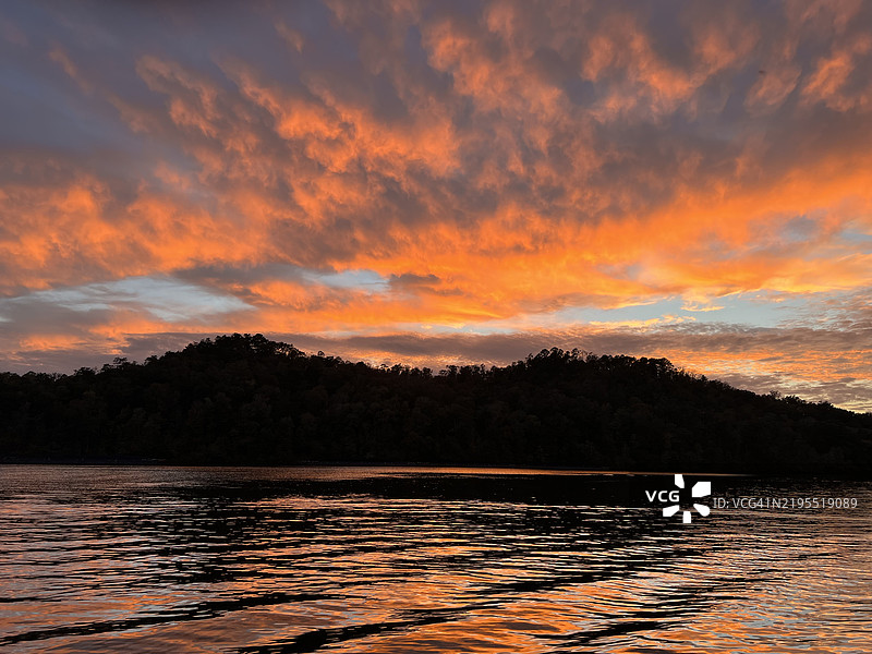 阿拉巴马州的湖泊与橙色天空的美丽景色， 美国图片素材