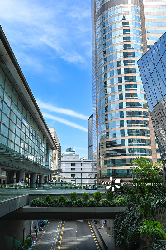 现代建筑与蓝天在香港中西区图片素材