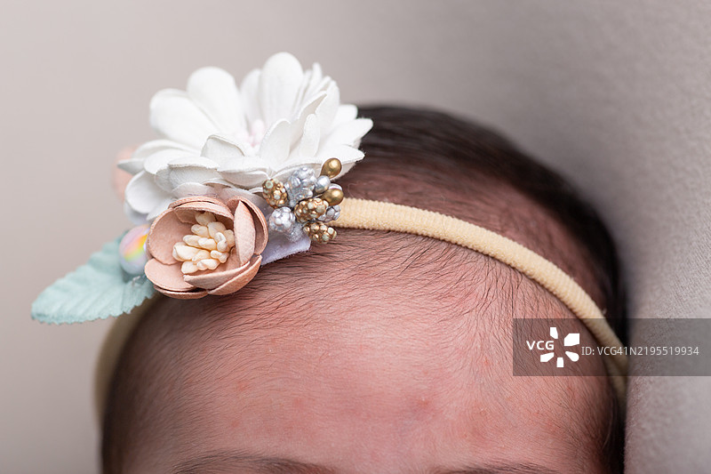 新生儿小宝宝头顶微小的发际线和额头图片素材