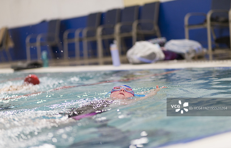 青少年女孩在游泳池中健身锻炼图片素材