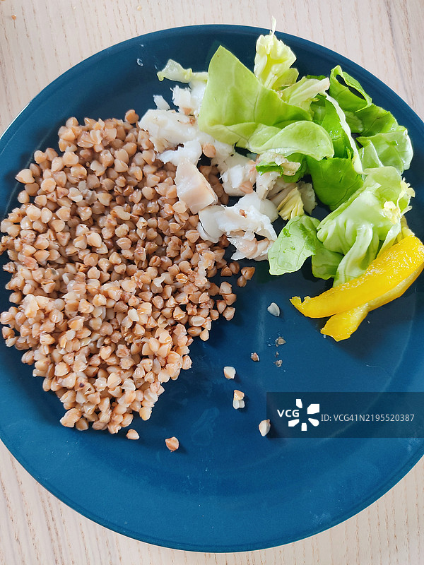 粥、肉、鱼、沙拉、蔬菜、安全、凌乱、婴儿自主进食、木桌、营养、均衡图片素材