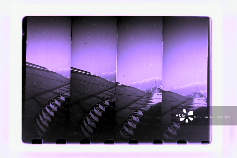 过期胶卷展示重复的屋顶和远处的山脉图片素材