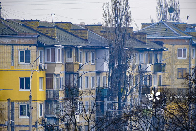 住宅建筑外立面上的明亮黄色元素图片素材