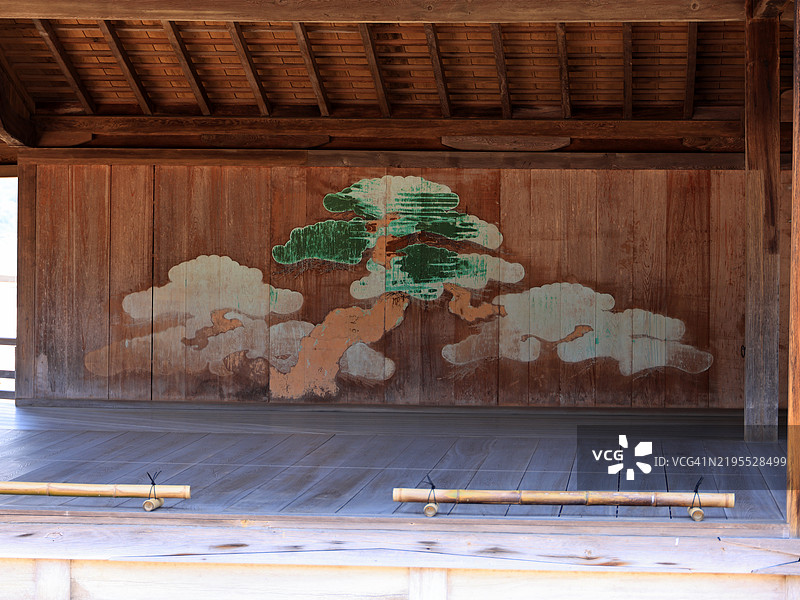 日本宫岛严岛神社能乐舞台上的松树画细节。图片素材