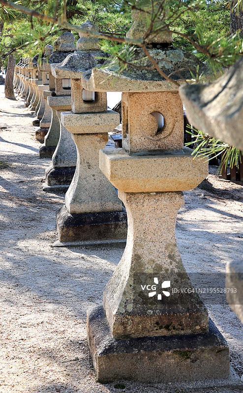 日本宫岛严岛神社旁的水边石灯笼。图片素材