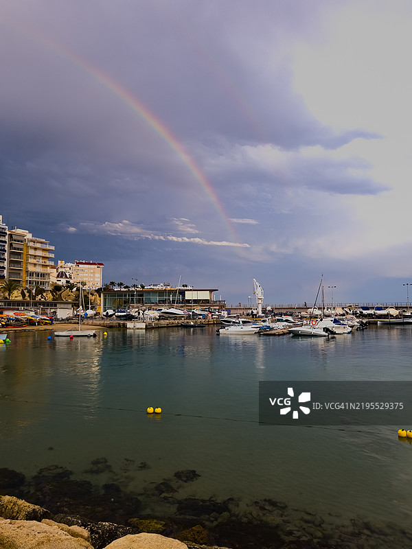 海面上空的彩虹美景与天空相映成趣图片素材