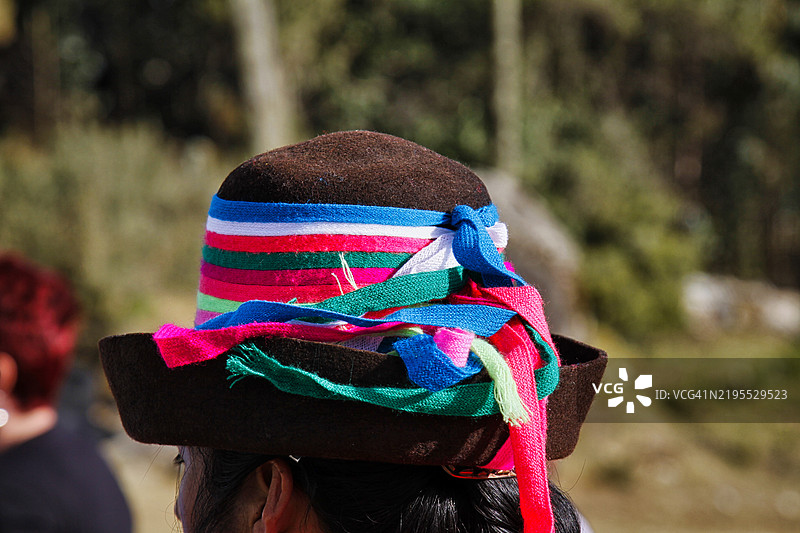 能量不仅从正极流出，同时也从负极流出。图片素材