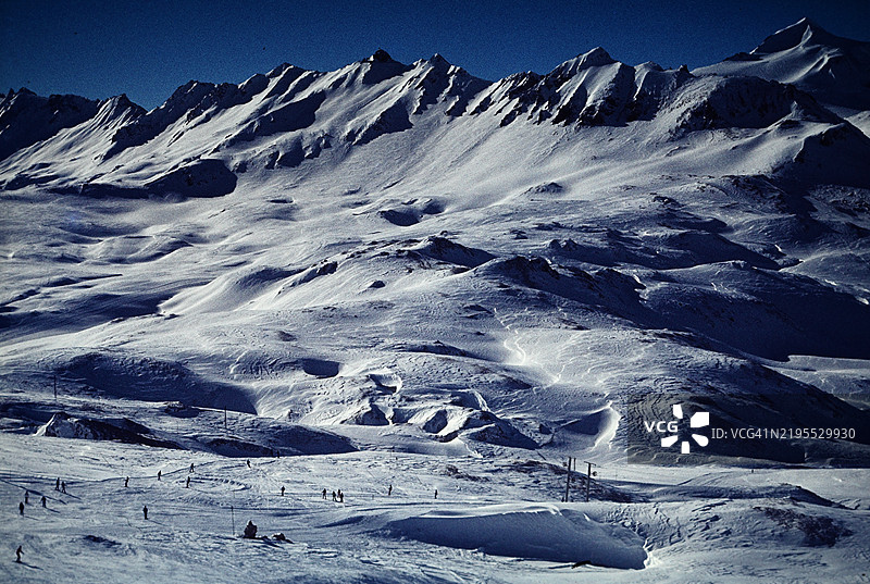 1979年在法国蒂涅滑雪，模拟蓝色图片素材