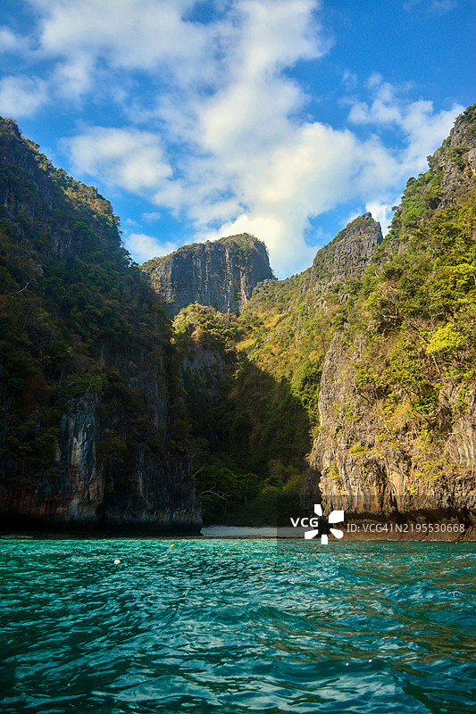 泰国皮皮岛玛雅湾的海浪图片素材