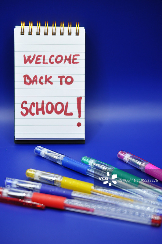 欢迎回到学校，写在文具之间图片素材
