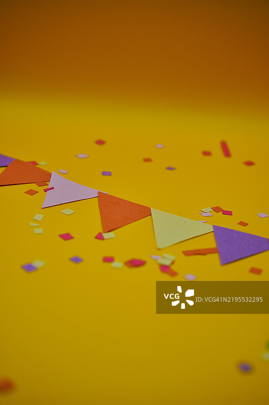 生日卡片背景 - 五彩缤纷的彩纸屑背景 - 派对 - 庆祝图片素材
