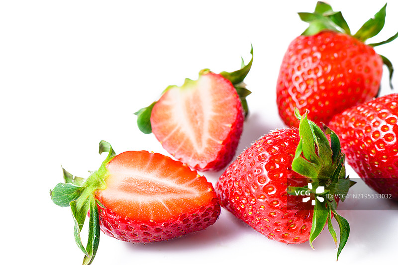 新鲜草莓孤立在白色背景上图片素材