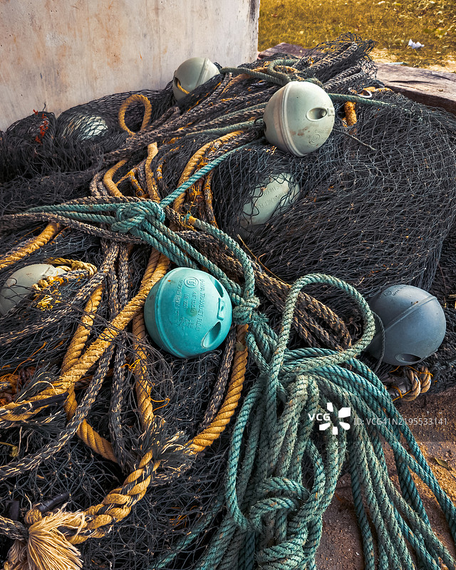 五彩斑斓的渔网和浮标背景图片素材