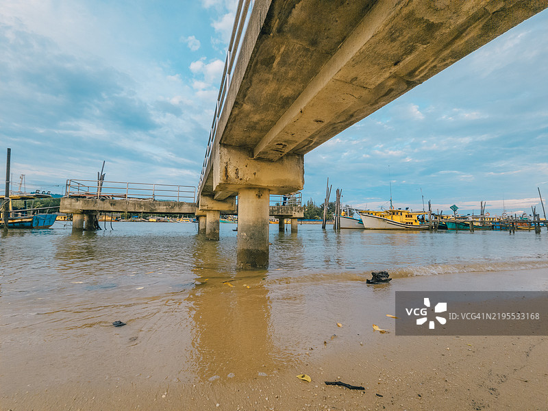 关丹，彭亨的渔民村落在日落时分图片素材