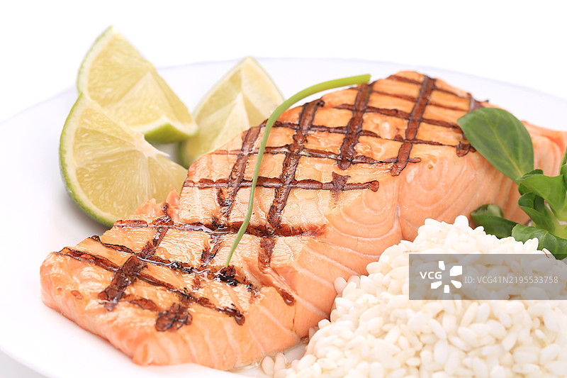 烤三文鱼排配米饭和青柠图片素材