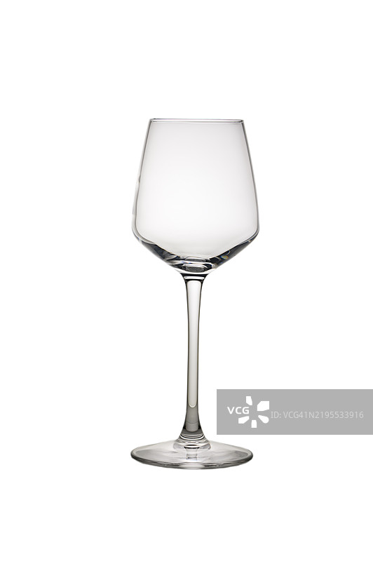 优雅的水晶酒杯展示了精致的设计和工艺，置于简约的环境中图片素材