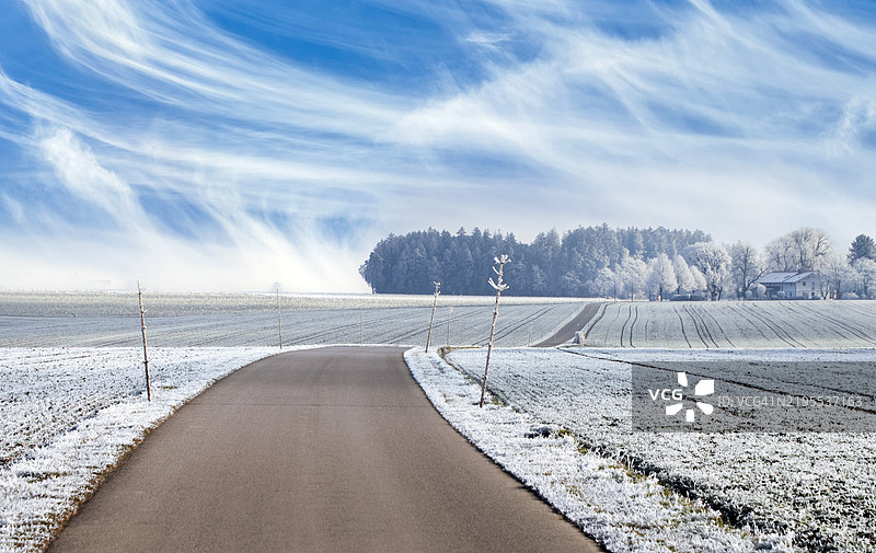 雪覆盖的土地与天空的美丽景色图片素材